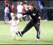David Beckham et son fils Romeo viennent soutenir le petit Cruz, 5 ans, qui joue un match de foot à Santa Monica, samedi 9 octobre.