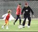 David Beckham et son fils Romeo viennent soutenir le petit Cruz, 5 ans, qui joue un match de foot à Santa Monica, samedi 9 octobre.