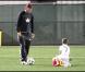 David Beckham et son fils Romeo viennent soutenir le petit Cruz, 5 ans, qui joue un match de foot à Santa Monica, samedi 9 octobre.