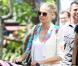 Heidi klum superbe dans un micro-short en jean associé à des espadrilles rouges et une veste crème fleurie signée Tibi.