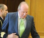 Le roi Juan Carlos 1er d'Espagne trébuche durant une audience au Palais Zarzuela à Madrid en Espagne le 18 octobre 2010