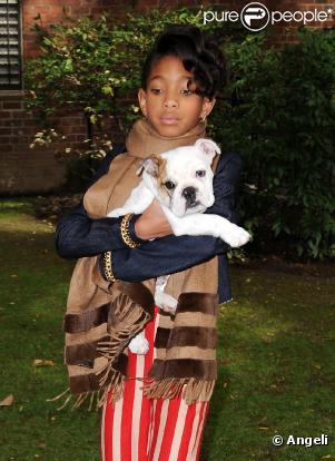 Willow Smith promène son chien à Manhattan, le 19 octobre 2010