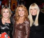 Any d'Avray, Isa Sator et Julie Piétri au vernissage d'Isa Sator au Virgin Café sur les Champs-Elysées à Paris, le 19 octobre 2010