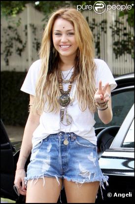 Miley Cyrus arbore un look aux influences indiennes, samedi 23 octobre, à Toluka Lake.