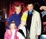 Sophie Davant, son mari Pierre Sled et leurs enfants Valentine et Nicolas en 2001 à Paris