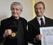 Claude Lelouch aux côtés de Bertrand Delanoë, à l'occasion de la remise de la médaille Grand Vermeil de la Ville de Paris, à l'Hôtel de Ville de Paris, le 26 octobre 2010.