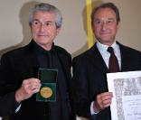 Claude Lelouch aux côtés de Bertrand Delanoë, à l'occasion de la remise de la médaille Grand Vermeil de la Ville de Paris, à l'Hôtel de Ville de Paris, le 26 octobre 2010.