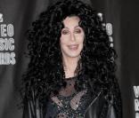Cher : La chevelure (perruque) et l'allure générale font penser aux pires déguisements d'Halloween ! 