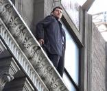 Sam Worthington sur le bord d'une fenêtre, en plein tournage de Man on a Ledge, à New York, le 31 octobre 2010