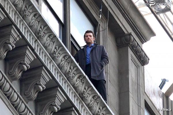 Sam Worthington sur le bord d'une fenêtre, en plein tournage de Man on a Ledge, à New York, le 31 octobre 2010