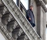 Sam Worthington sur le bord d'une fenêtre, en plein tournage de Man on a Ledge, à New York, le 31 octobre 2010