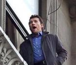 Sam Worthington sur le bord d'une fenêtre, en plein tournage de Man on a Ledge, à New York, le 31 octobre 2010