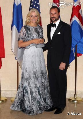 Dans la soirée du vendredi 29 octobre 2010, Haakon et Mette-Marit de Norvège profitaient d'une grande soirée de gala donnée au Plaza Hotel de New York dans le cadre du centenaire de la Fondation Americano-Scandinave.