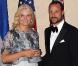 Dans la soirée du vendredi 29 octobre 2010, Haakon et Mette-Marit de Norvège profitaient d'une grande soirée de gala donnée au Plaza Hotel de New York dans le cadre du centenaire de la Fondation Americano-Scandinave.