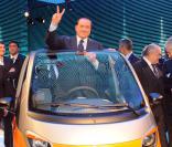 Ce 2 novembre, Silvio Berlusconi droit dans ses bottes et pas un cheveu de travers au Salon de l'Auto à Milan, il se moque des polémiques !