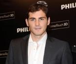 Iker Casillas n'a pas pu s'empêcher d'embrasser sa sublime girlfriend Sara Carbonero durant une interview après avoir gagné la Coupe du Monde 2010 !