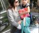 Jennifer Garner se rend à une fête d'anniversaire avec ses deux filles, Violet, 4 ans, et Seraphina, 1 an et demi, samedi 30 octobre, à Los Angeles.