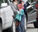 Jennifer Garner se rend à une fête d'anniversaire avec ses deux filles, Violet, 4 ans, et Seraphina, 1 an et demi, samedi 30 octobre, à Los Angeles.