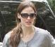 Jennifer Garner se rend à une fête d'anniversaire avec ses deux filles, Violet, 4 ans, et Seraphina, 1 an et demi, samedi 30 octobre, à Los Angeles.