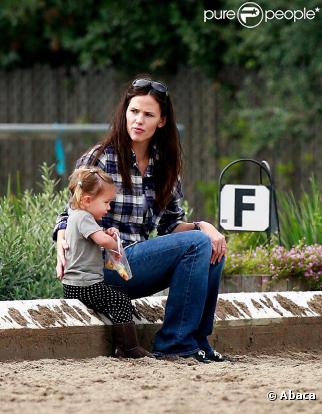 Jennifer Garner se rend dans un centre équestre avec Seraphina, la plus jeune de ses filles, samedi 6 novembre, à Los Angeles.