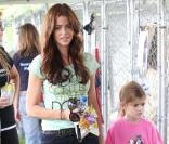 Denise Richards se rend dans une foire aux chiens abandonnés, à Los Angeles, lundi 8 novembre. Elle était accompagnée de Sam et Lola, ses deux filles.