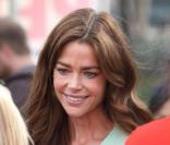 Denise Richards se rend dans une foire aux chiens abandonnés, à Los Angeles, lundi 8 novembre. Elle était accompagnée de Sam et Lola, ses deux filles.