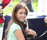 Denise Richards se rend dans une foire aux chiens abandonnés, à Los Angeles, lundi 8 novembre. Elle était accompagnée de Sam et Lola, ses deux filles.