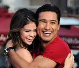 Selena Gomez est invitée dans l'émission  Extra , animée par Mario Lopez, mardi 9 novembre. Elle vient faire la promotion de son nouvel album,  A year without rain .