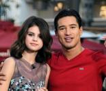 Selena Gomez est invitée dans l'émission  Extra , animée par Mario Lopez, mardi 9 novembre. Elle vient faire la promotion de son nouvel album,  A year without rain .
