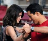 Selena Gomez est invitée dans l'émission  Extra , animée par Mario Lopez, mardi 9 novembre. Elle vient faire la promotion de son nouvel album,  A year without rain .
