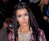La chanteuse innove avec une coiffure à l'inspiration rasta. Côté style la belle porte une tunique longue tendance ethnique signée Antik Batik. Jenifer aux NRJ music awards à Cannes en 2007.