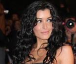 Jenifer porte une robe bicolore signée Elie Saab aux NRJ music awards en 2008. Elle ose le look plus féminin et fait carton plein ! 