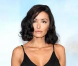 Jenifer à la première du film  Nos voisins les hommes  en 2006. La chanteuse  porte une robe noire à bretelles fines et pour casser l'image de jeune fille sage, Jenifer porte des bottes plates en cuir. Côté beauté, Jenifer porte une coupe mi-l