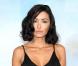 Jenifer à la première du film Nos voisins les hommes en 2006. La chanteuse porte une robe noire à bretelles fines et pour casser l'image de jeune fille sage, Jenifer porte des bottes plates en cuir. Côté beauté, Jenifer porte une coupe mi-l