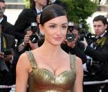 Jenifer au festival de Cannes en 2006 ose la couleur, la belle porte une robe or en lamé avec un chignon bas. Une allure beaucoup plus femme fatale pour une Jenifer sexy à souhait. 