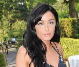Jenifer classique mais avec une touche glamour avec un top Chanel lors d'un gala de charité à Paris en 2008.