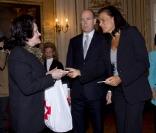 Stéphanie de Monaco et Albert de Monaco, au siège de la Croix-Rouge   monégasque, offrent des paquets aux personnes âgées. 16/11/2010