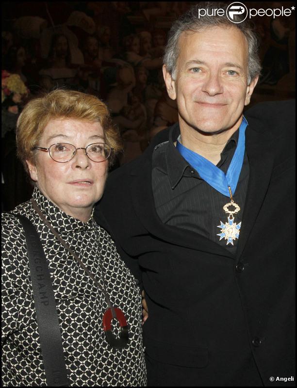 Francis Huster et sa maman à la remise des insignes de l'ordre national du Mérite du comédien, le 3 novembre 2010.