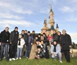 Zinedine Zidane avec les enfants de l\'association ELA à Disneyland Paris, le 20 novembre 2010. Ici avec Grégoire, François Berléand, Stéphane Diagana, Sophie Thalmann et Guy Alba, président du conseil d\'administration d\'ELA<br />
