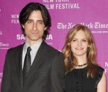 Jennifer Jason Leigh et Noah Baumbach posent lors de la première de Margot va au Mariage à New York en octobre 2007 