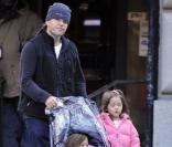 Matt Damon et ses filles Isabella et Gia à New York le 25 novembre 2010 : l\'acteur arbore un bonnet ringard !<br />