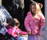 Matt Damon et ses filles Isabella et Gia à New York le 25 novembre 2010 : Isabella explique à son père son souci<br />