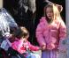 Matt Damon et ses filles Isabella et Gia à New York le 25 novembre 2010 : Isabella explique à son père son souci 