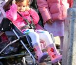 Matt Damon et ses filles Isabella et Gia à New York le 25 novembre 2010 : Isabella lorgne-t-elle sur les bottes coccinelles de sa soeur ?<br />