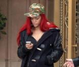 Rihanna ne décroche plus de son téléphone à la sortie de son hôtel à Beverly Hills le 20 novembre 2010