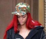 Rihanna ne décroche plus de son téléphone à la sortie de son hôtel à Beverly Hills le 20 novembre 2010