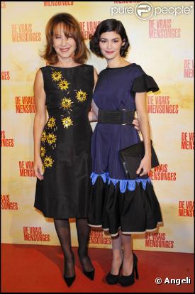 Audrey Tautou et Nathalie Baye à l'occasion de l'avant-première de  De vrais mensonges , dans l'enceinte du Gaumont Opéra, à Paris, le 29 novembre 2010.