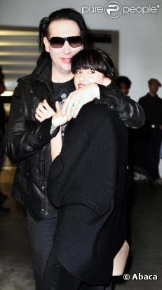 Marilyn Manson et sa nouvelle chérie sortent du cinéma à Beverly Hills, le 12 novembre 2010