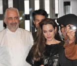 Angelina Jolie et Brad Pitt ont dîné chez Guy Savoy qui les a raccompagnés dans le 17e à Paris, le 2 décembre 2010