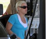 Pink, enceinte, met de l'essence dans sa BMW Los Angeles, le 30 novembre 2010